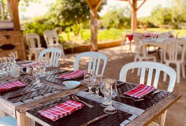 Repas champêtre sous le préau de la Cotonne